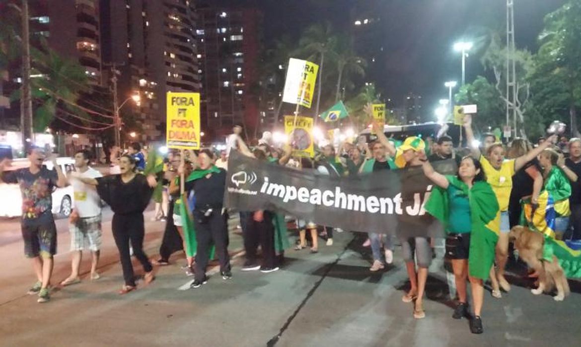 Manifestação contra Dilma e Lula ocupa avenida litorânea no Recife
