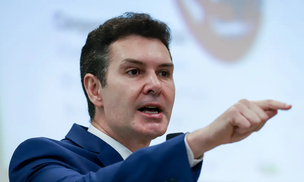 Brasília (DF), 06/09/2023,  O ministro das Cidades, Jader Barbalho Filho, durante assinatura de acordo de cooperação técnica, para fortalecer políticas públicas de prevenção de riscos e desastres.  Foto: Antônio Cruz/Agência Brasil