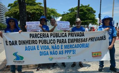 Rio de Janeiro - Servidores estaduais protestam em Copacabana contra privatização da Cedae.
(Fernando Frazão/Agência Brasil)