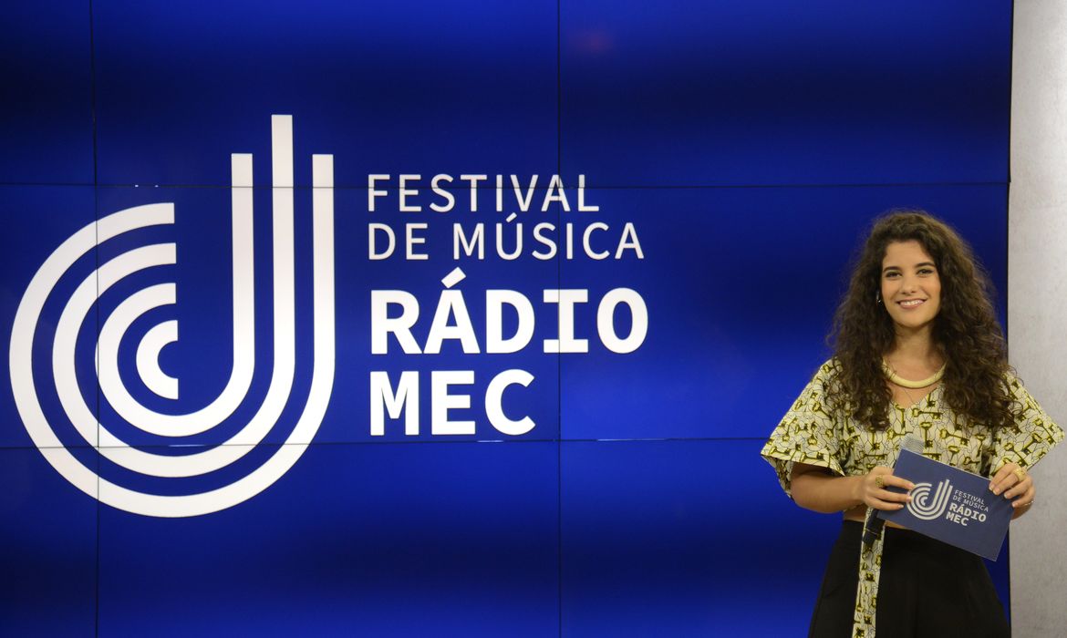 A apresentadora Bia Aparecida durante apresentação dos finalistas do Festival de Música Rádio MEC