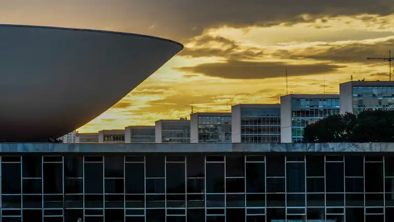 13/07/2026 -  Brasília - Cúpula da Câmara dos Deputados no Congresso Nacional, com os prédios da Esplanada dos Ministérios. Foto: Rafa Neddermeyer/Agência Brasil