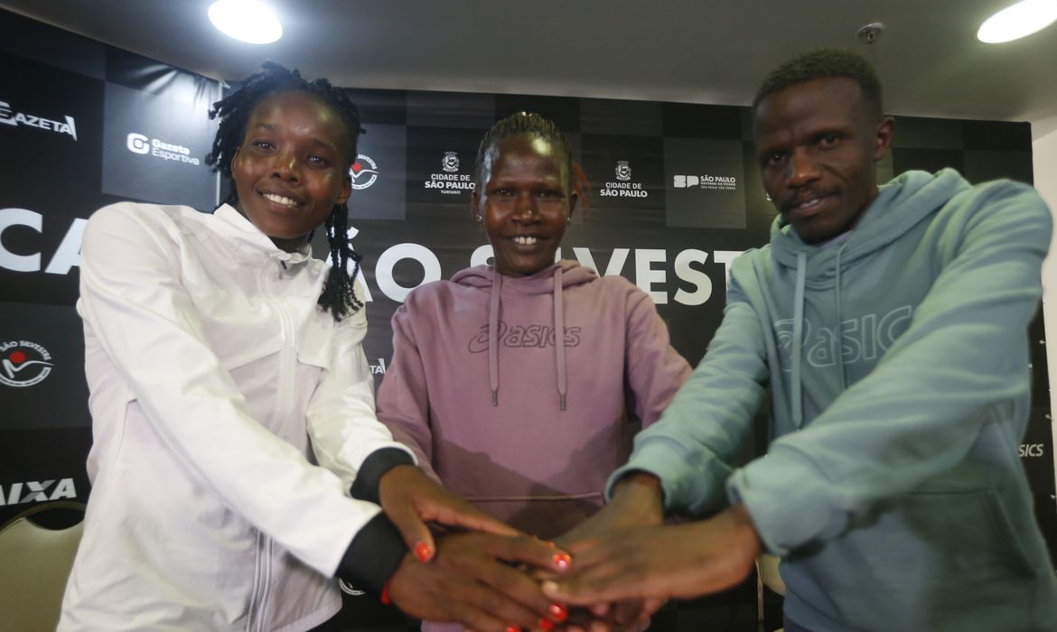 São Paulo (SP), 31/12/2024 - Coletiva com os atletas da 99a Corrida de São Silvestre em São  Paulo. Esq/dir Cynthia Chemweno, Agnes Keino e Wilson Too.Foto: Paulo Pinto/Agência Brasil