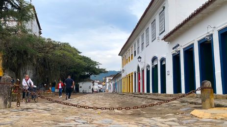 TV Brasil Charme das casas coloridas e ruas de pedras em Paraty.