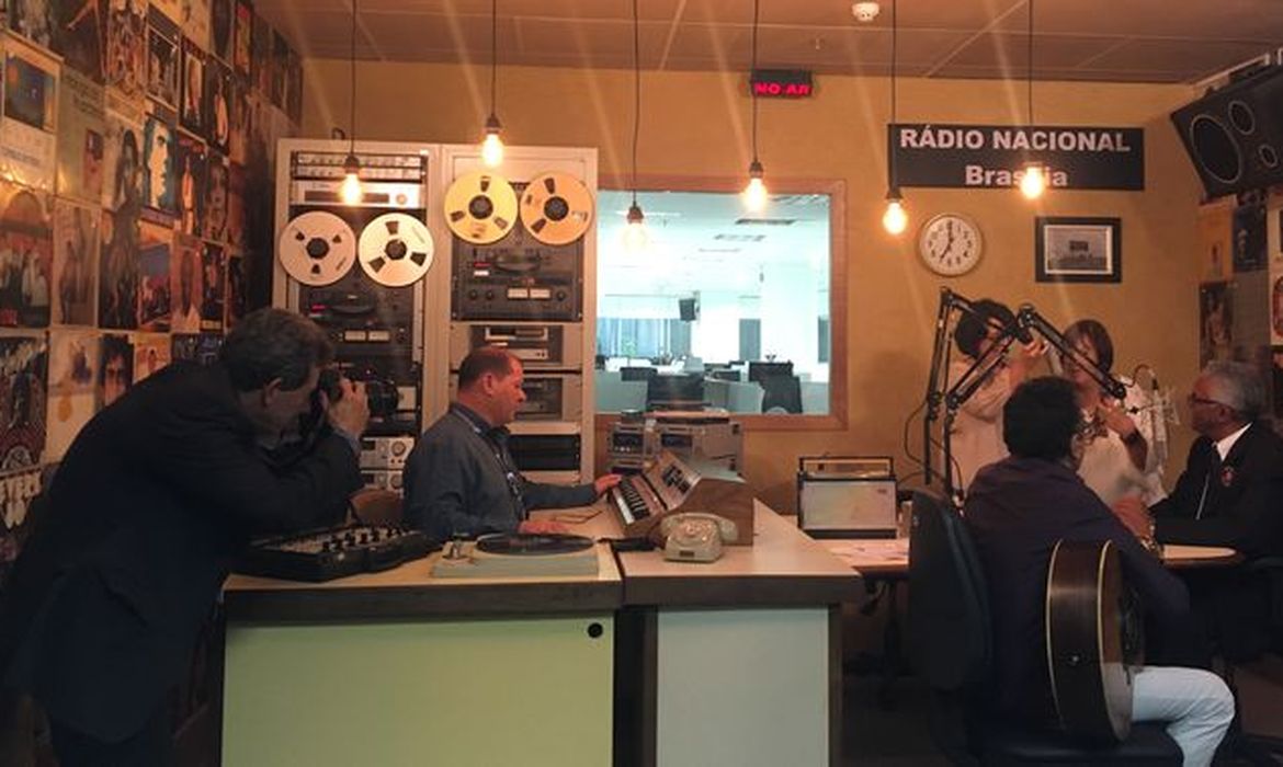 Sob o comando do apresentador Valter Lima, o novo programa da Rádio Nacional AM de Brasília foi concebido para mudar a forma de fazer rádio no Brasil