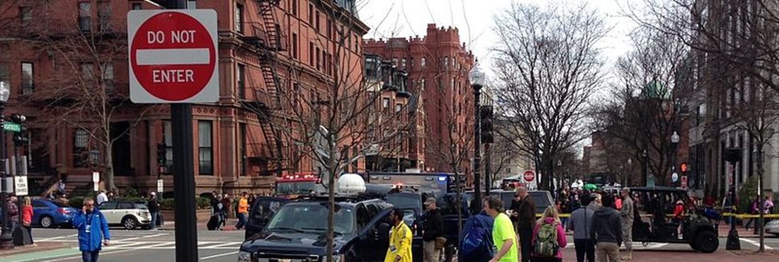 Peritos chegam ao local das explosõem em Boston