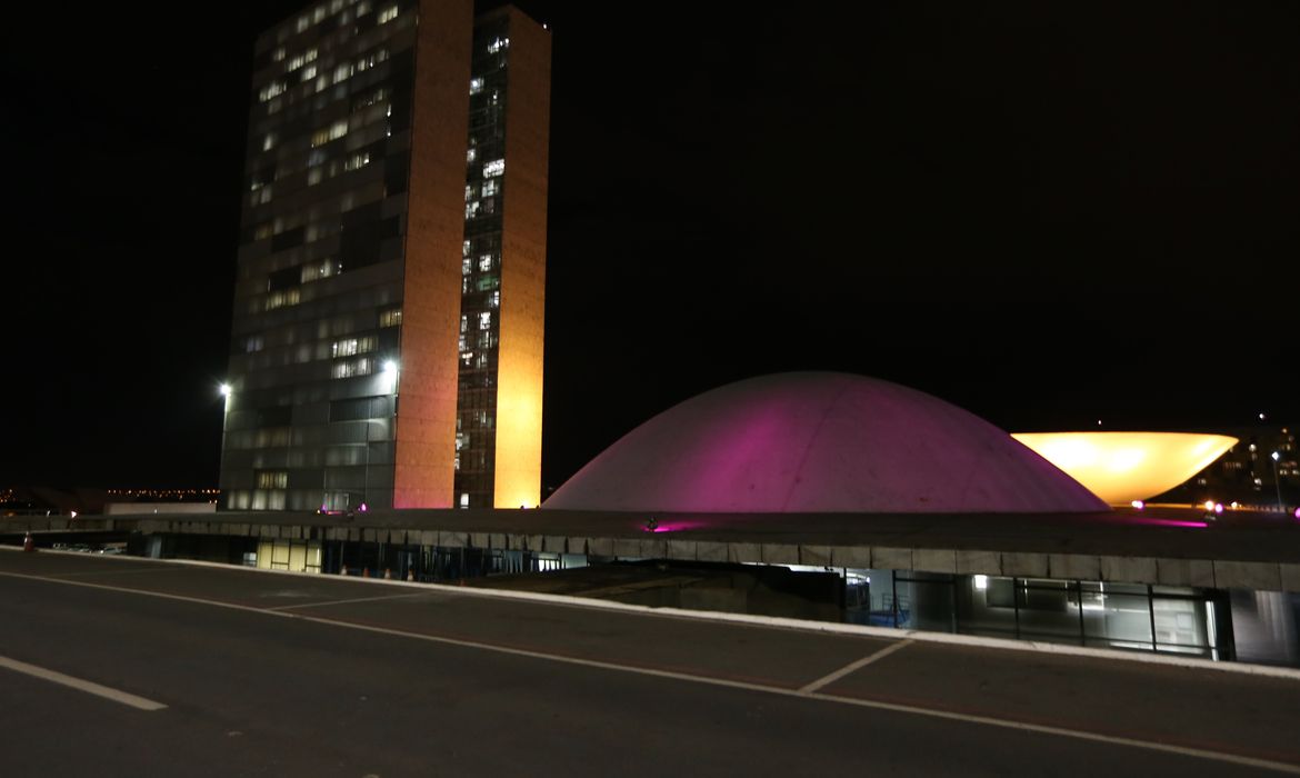 Brasília - Cúpula do Senado Federal iluminada na cor roxa em apoio à campanha de conscientização sobre o lúpus, que marca o Dia Mundial do Lúpus, no dia 10 maio (Valter Campanato/Agência Brasil)