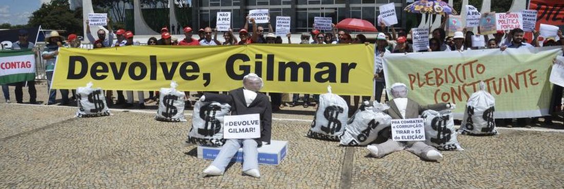 Manifestantes protestam pelo fim do financiamento privado de campanhas em frente ao STF, em Brasília