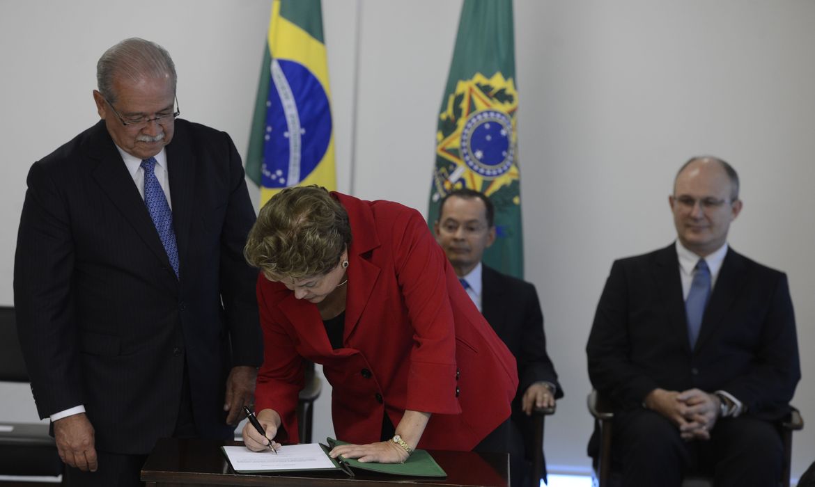 Presidenta Dilma Rousseff dá posse ao novo ministro da Secretaria de Portos da Presidência, César Borges, no Palácio do Planalto. À direita, o ex-ministro Antonio Henrique da Silveira (Valter Campanato/Agência Brasil)