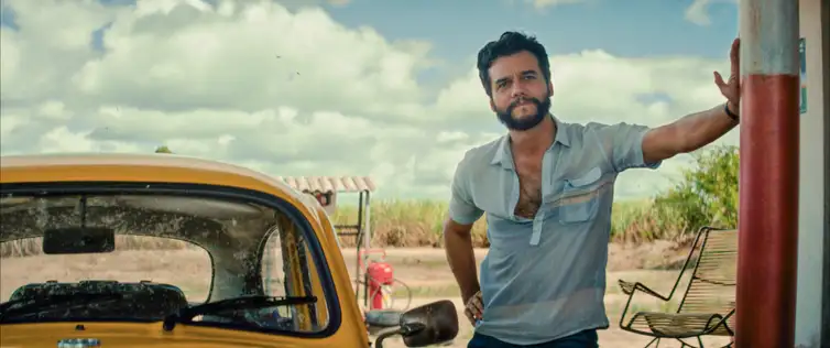 Rio de Janeiro (RJ), 06/11/2025 – O cinema brasileiro volta a ocupar seu espaço nas telas com O Agente Secreto, novo longa do pernambucano  Kleber Mendonça Filho, que chega nesta quinta-feira (6) a mais de 700 cinemas, em 370 cidades brasileiras, em uma estreia simultânea com Alemanha e Portugal.
Foto: Victor Jucá/Divulgação