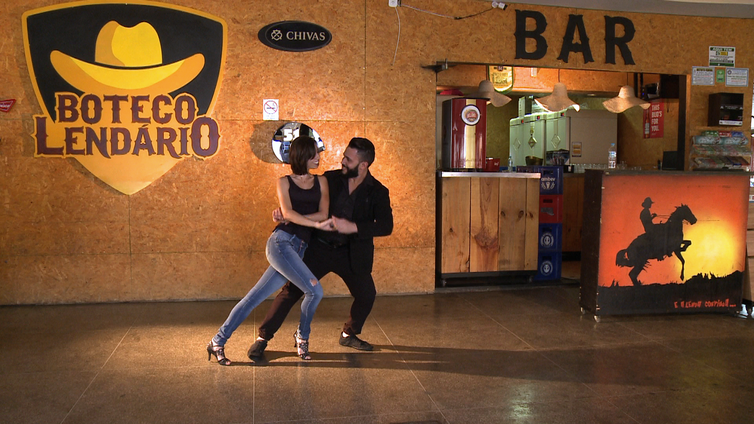 Fernando Gomes e Kárita Segato falam sobre as diferenças regionais da dança sertaneja