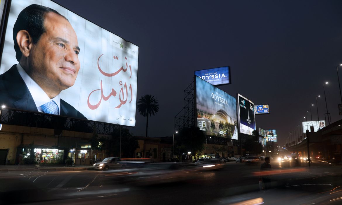 Cartaz com a foto do presidente Abdel Fattah al-Sisi exibido no Cairo durante a campanha eleitoral