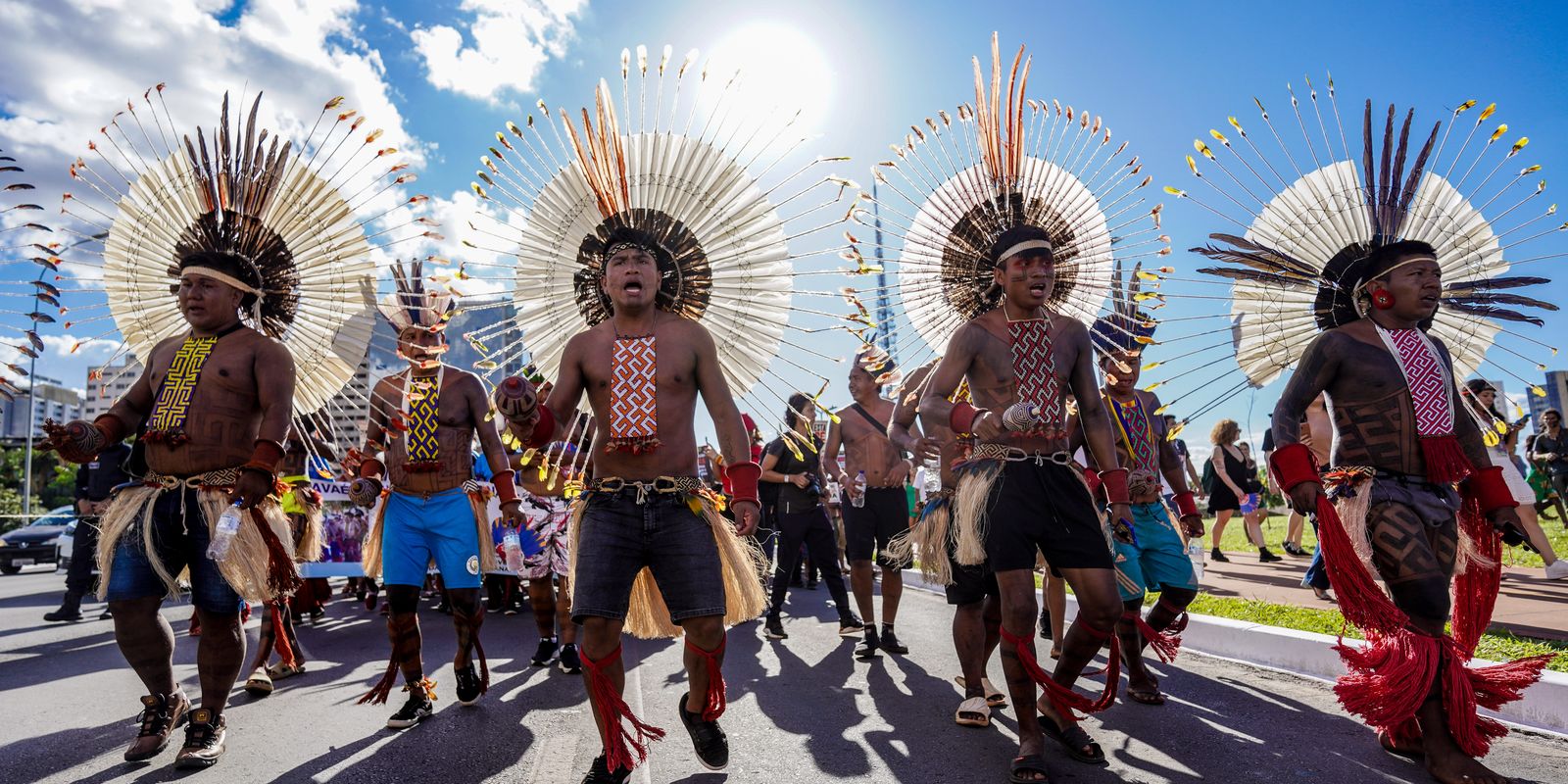 “Nosso marco é ancestral”: milhares de indígenas marcham em Brasília