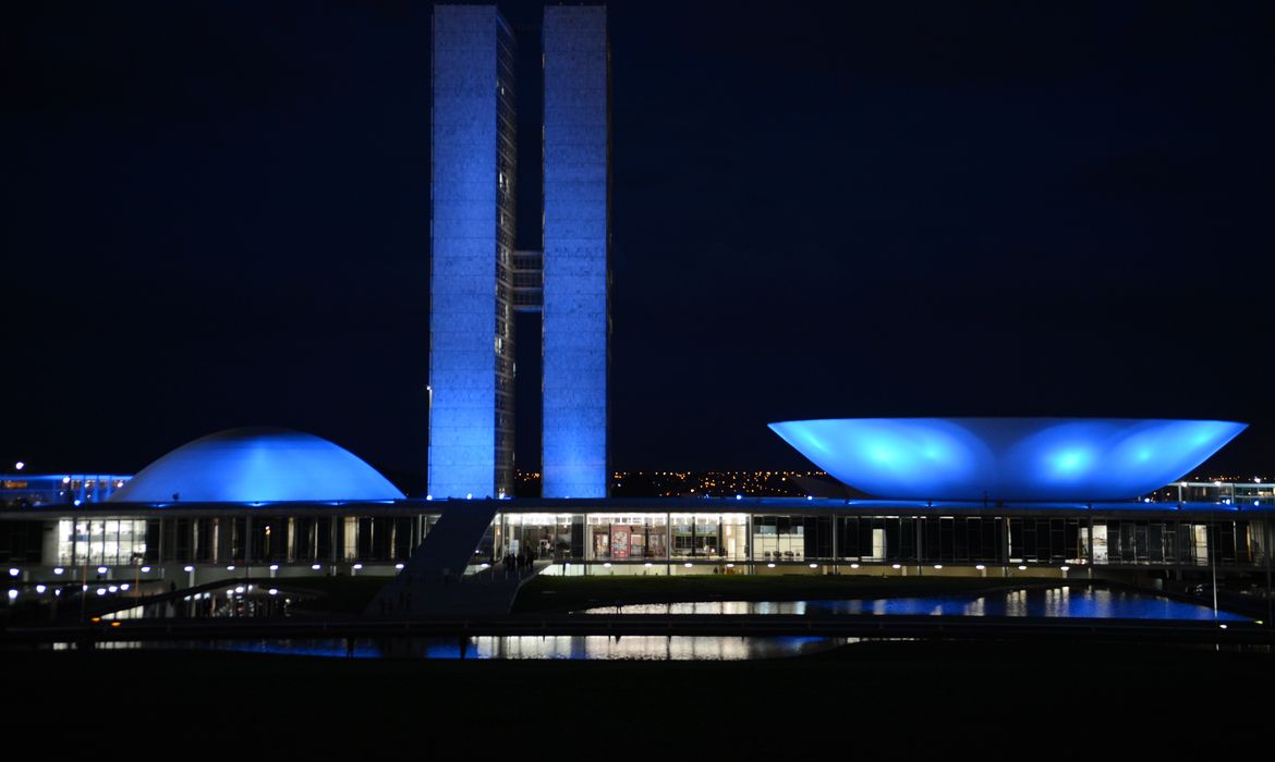 Monumentos são iluminados de azul em apoio à campanha Novembro Azul para chamar a atenção dos homens sobre a importância da prevenção e do diagnóstico precoce do câncer de próstata (Valter Campanato/Agência Brasil)