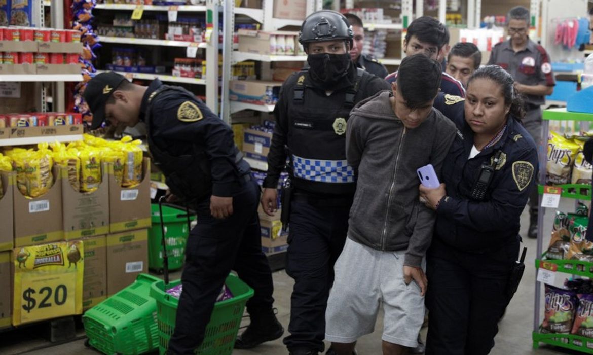 Policiais prendem suspeito em mercado saqueado na Cidade do México