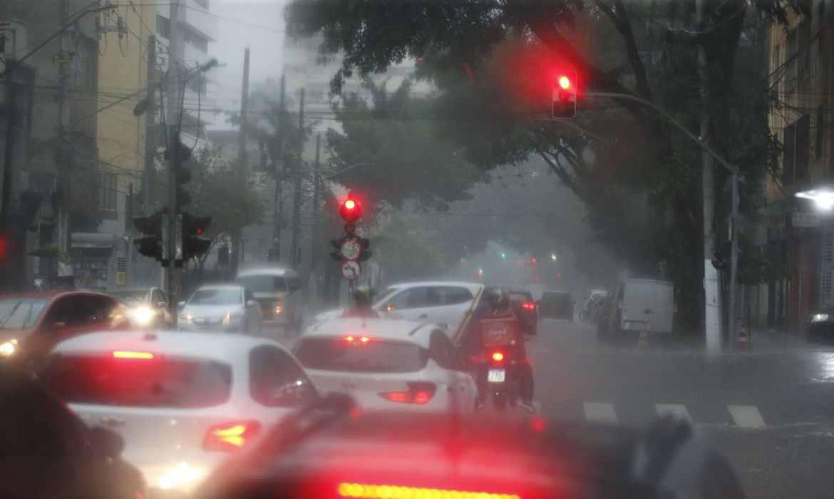 Inmet alerta para chuvas intensas em pelo menos 15 estados Inmet alerta para chuvas intensas em pelo menos 15 estados