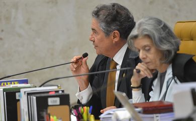 Brasília - Ministros Marco Aurélio e Cármen Lúcia, do Supremo, na sessão de cancelamento da reunião de julgamentos e convocação de sessão extraordinária para as 17h30  (Antonio Cruz/Agência Brasil)