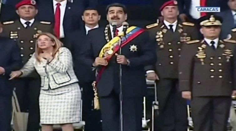 O presidente a Venezuela, Nicolás Maduro, afirma ter sofrido atentado e culpa presidente da Colômbia, Juan Manuel Santos.