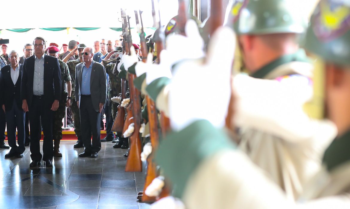 O presidente Jair Bolsonaro, participa da cerimônia de celebração do 74° aniversário de criação da Brigada de Infantaria Paraquedista.