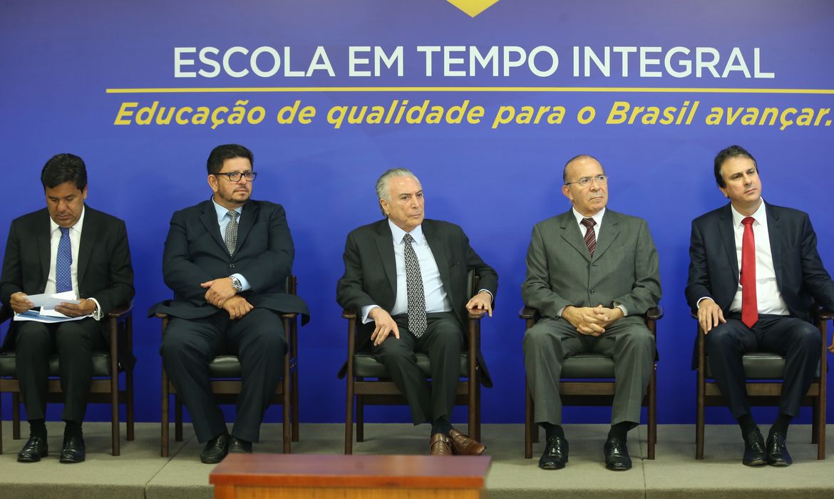 Brasília - O presidente Michel Temer e o ministro da Educação, Mendonça Filho, anunciam a liberação de recursos para o Programa de Fomento às Escolas de Ensino Médio em Tempo Integral (Antonio Cruz/Agência Brasil)