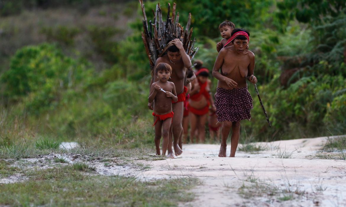 Surucucu (RR), 09/02/2023 - Mulheres e crianças yanomami em Surucucu, na Terra Indígena Yanomami.  Foto: Fernando Frazão/Agência Brasil