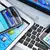 Tablets e smartphones em cima de um teclado de computador