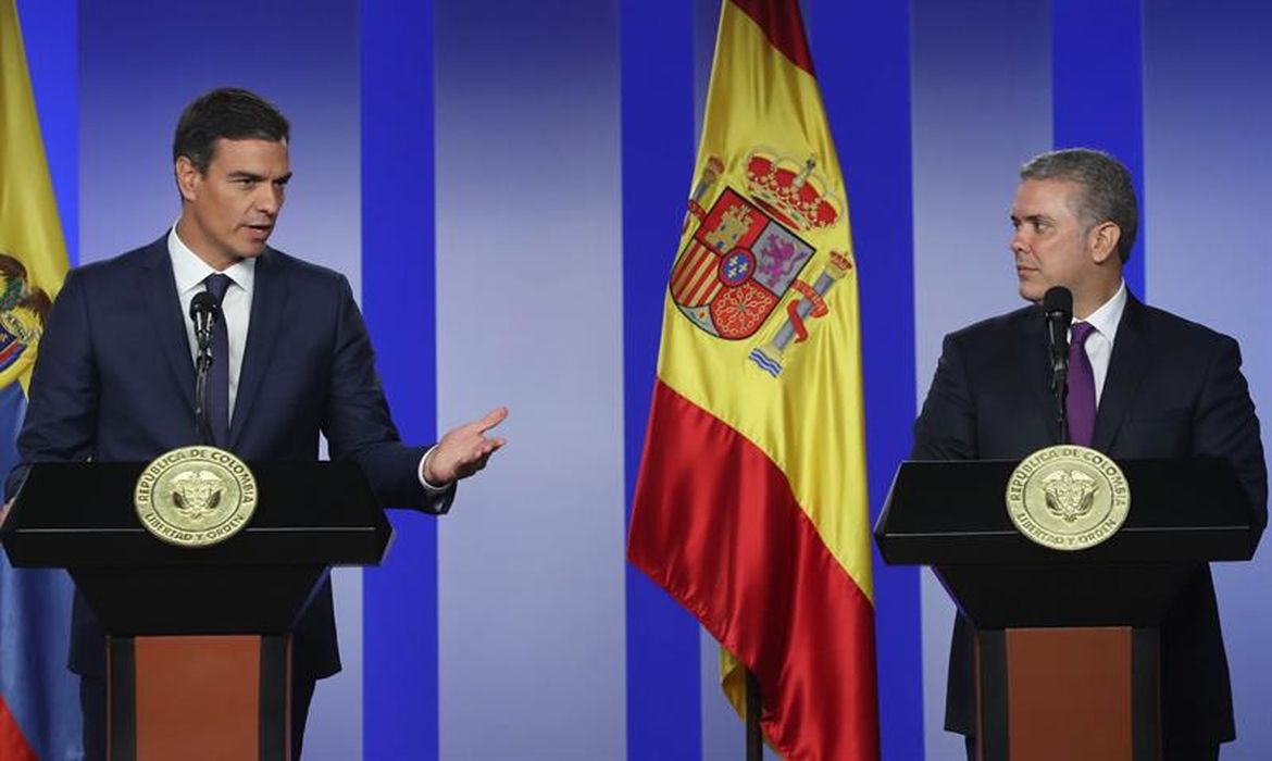 O presidente do governo da Espanha Pedro Sánchez e o presidente da Colômbia Iván Duque, em Bogotá