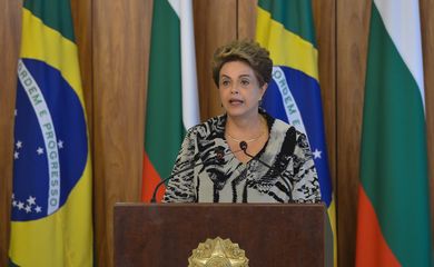 Brasília - A presidenta Dilma Rousseff na cerimônia de assinatura de atos e declaração à imprensa, com o presidente da Bulgária, Rosen Plevneliev, no Palácio do Planalto (Antônio Cruz/Agência Brasil)
