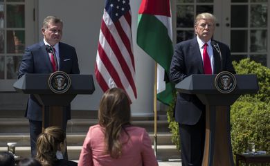 Ladeado pelo rei Abdullah II, da Jordânia, Trump,disse que o grupo terrorista Estado Islâmico será destruído e que a luta será mais breve do que se imagina 