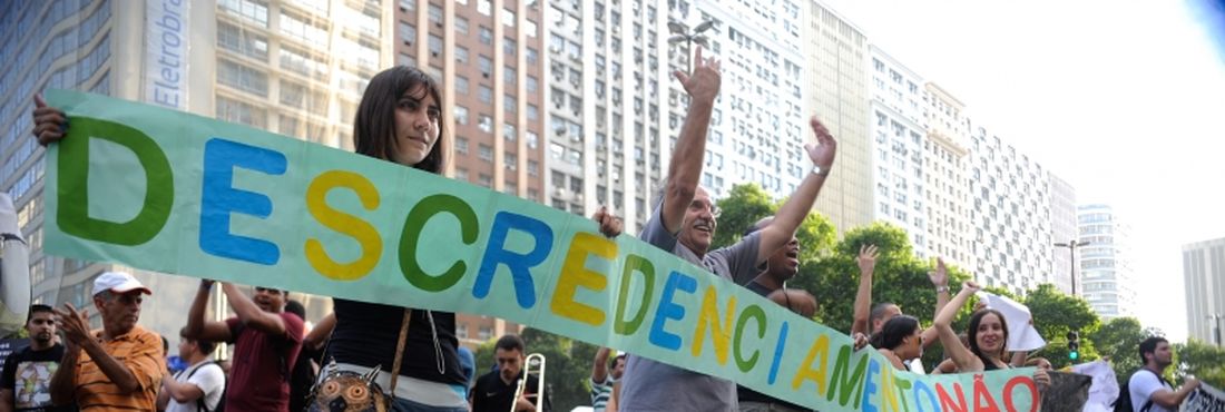 Alunos da Universidade Gama Filho e da UniverCidade protestam na Avenida Presidente Vargas, no centro, contra a decisão do Ministério da Educação de descredenciar as instituições Alunos da Universidade Gama Filho e da UniverCidade protestam na Avenida Presidente Vargas, no centro, contra a decisão do Ministério da Educação de descredenciar as instituições