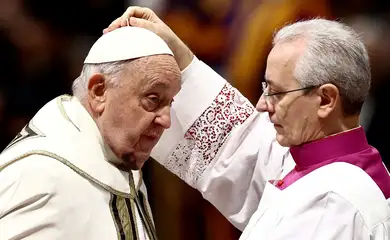 Vaticano- 07/12-2024 O Papa Francisco coloca a tradicional bireta vermelha, um chapéu de quatro pontas, na cabeça do novo cardeal durante uma cerimônia de consistório para elevar os prelados católicos romanos ao posto de cardeal, na Basílica de São Pedro, no Vaticano, em 7 de dezembro. 2024.REUTERS/Guglielmo Mangiapane/ Proibido reprodução