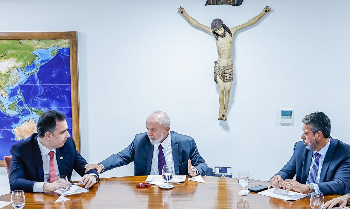 14.05.2024 - Presidente da República, Luiz Inácio Lula da Silva, durante reunião com o Presidente do Senado, Senador Rodrigo Pacheco, Presidente da Câmara dos Deputados, Deputado Arthur Lira e Ministros, no Palácio do Planalto. Brasília - DF. Foto: Ricardo Stuckert / PR