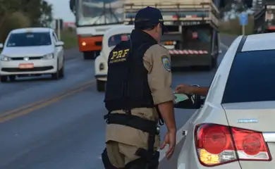 PRF intensifica fiscalização de condutas imprudentes no quilometro trinta e cinco da BR-040 (Marcello Casal Jr/Agência Brasil)