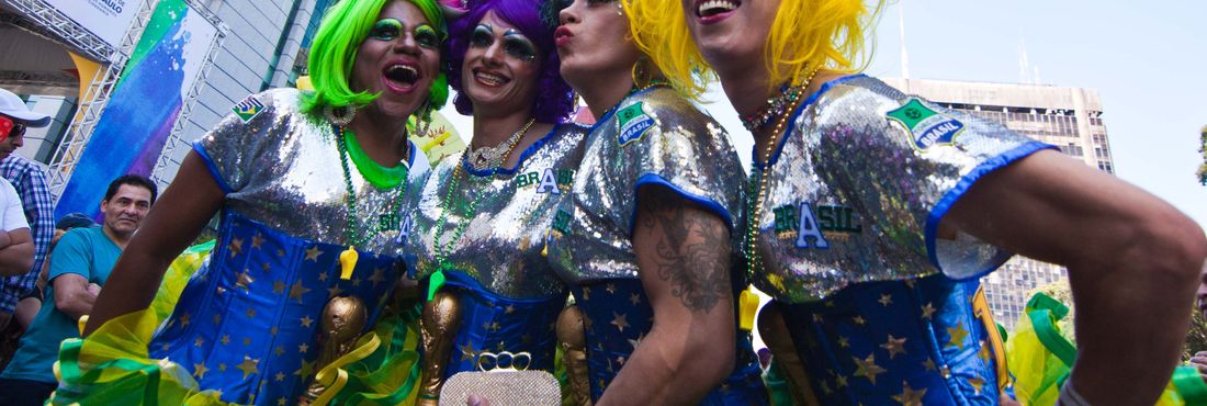Parada do Orgulho LGBT protesta contra homofobia em São Paulo