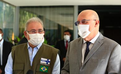 Ministros Milton Ribeiro e Marcelo Queiroga em coletiva sobre volta às aulas presenciais no Brasil.