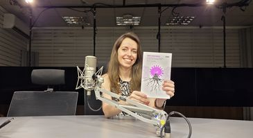 Apresentadora Isabela Azevedo com o livro &quot;Refazenda&quot;, de Chris Fuscaldo