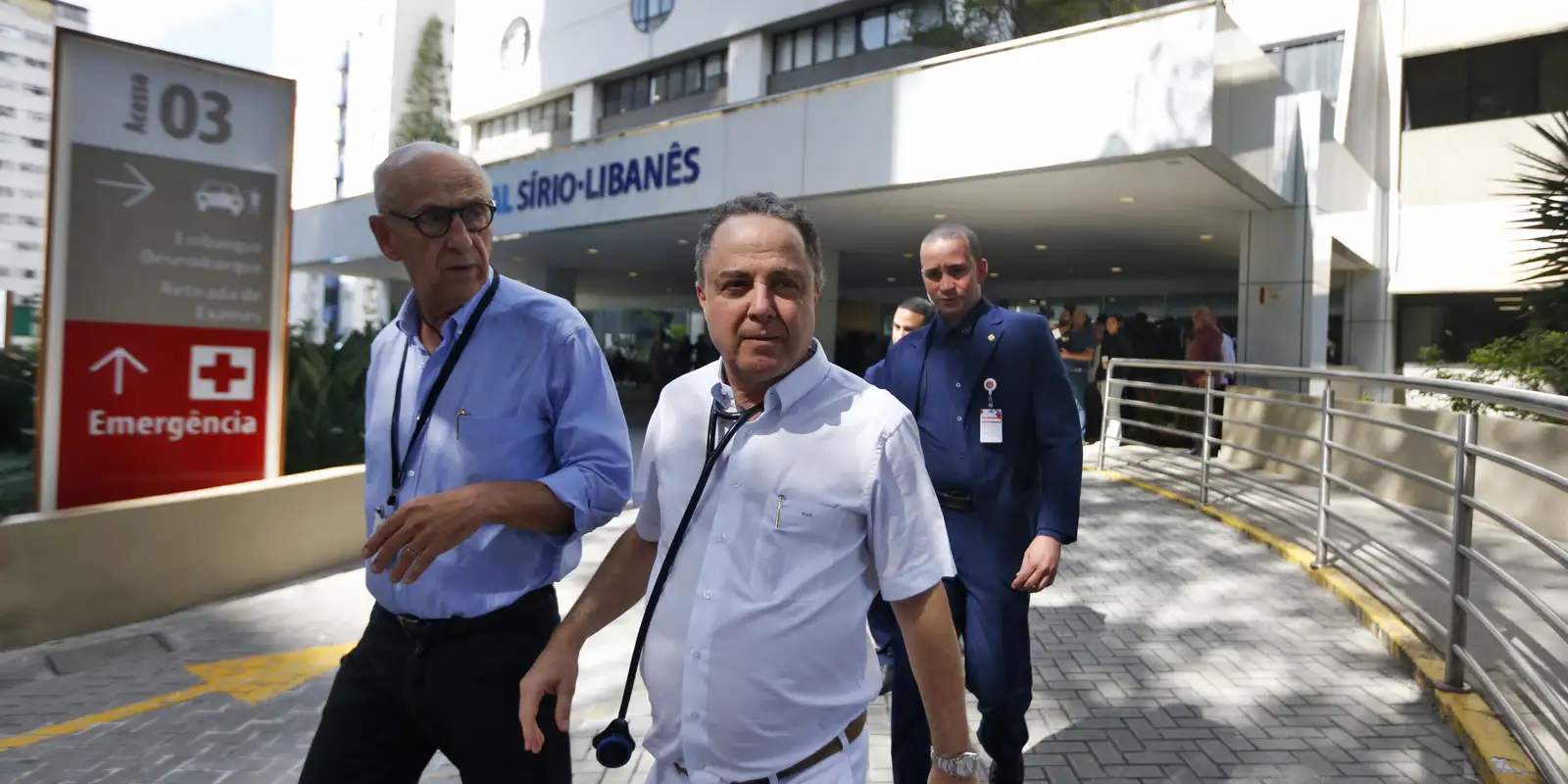 Lula está bem e conversando, diz médico