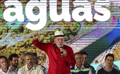 Salgueiro (PE), 28/05/2025 - O presidente da República, Luiz Inácio Lula da Silva, participa da cerimônia de assinatura da ordem de serviço, no valor de R$ 491,3 milhões, para duplicar a capacidade de bombeamento de água em todo o Eixo Norte do PISF, nas estações de bombeamento intermunicipais EBI1, em Cabrobó (PE), EBI2 em Terra Nova (PE) e EBI3 em Salgueiro (PE). Foto: Marcelo Camargo/Agência Brasil