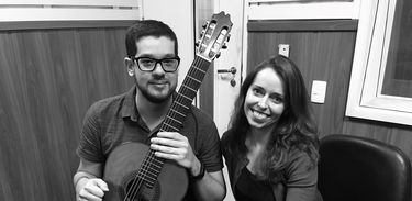 Apresentadora Isabela Azevedo entrevista o violonista Alexandre Lopes