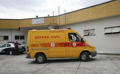 Angra dos Reis - Corpos de duas vítimas do acidente com avião bimotor que transportava o ministro do STF Teori Zavascki, e caiu no mar de Paraty chegam ao Instituto Médico Legal de Angra dos Reis, na Costa Verde Fluminense (Fernando Frazão