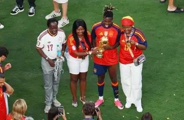 Reuters/Carlos Barria/Proibida reprodução Soccer Football - FIFA World Cup 2026 - Final - Spain v Argentina - New York/New Jersey Stadium, East Rutherford, New Jersey, U.S. - July 19, 2026 Spain's Nico Williams celebrates with the trophy alongside mother Maria and father Felix after winning the World Cup REUTERS/Carlos Barria