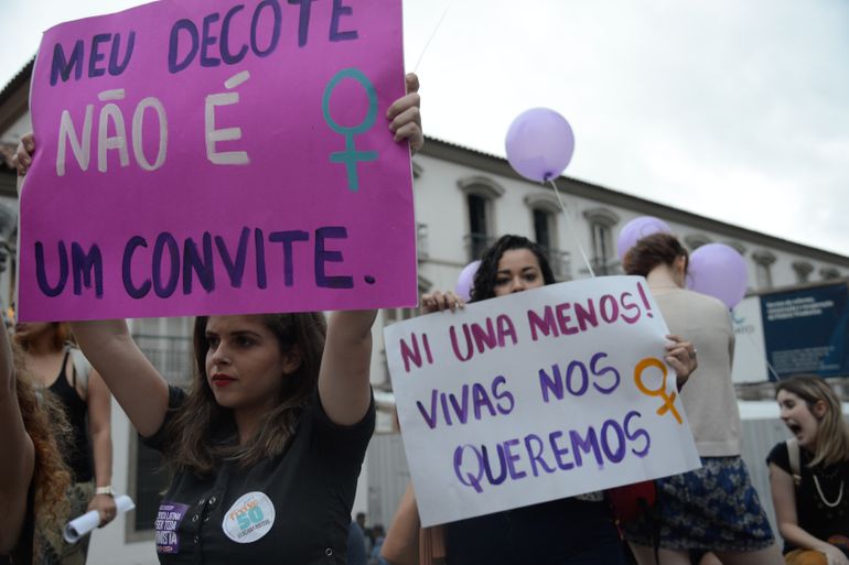 Rio de Janeiro - Mulheres fazem caminhada em solidariedade às manifestações feministas na América Latina, que tem países com alta taxa de feminicídio, segundo a ONU (Fernando Frazão/Agência Brasil)