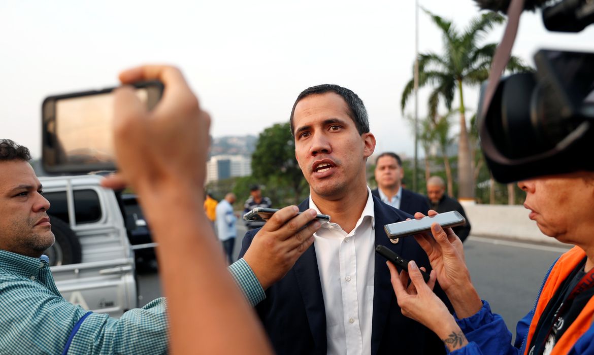 O líder da oposição venezuelana, Juan Guaidó, que muitos países reconheceram como governante provisório do país, fala à imprensa fora da Base Aérea 
