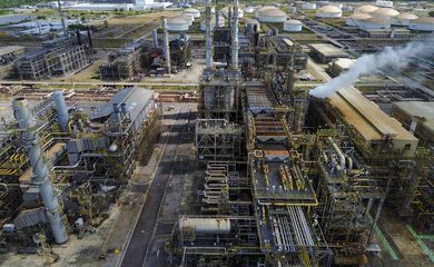 Ipojuca (PE) 01/11/2024 – As unidades de hidrotratametno de diesel e de geração de hidrogênio da Refinaria Abreu e Lima (RNEST), da Petrobras, trabalham para reduzir os teores de enxofre e componentes instáveis no combustível. O Trem 1 da RNEST vai passar por 