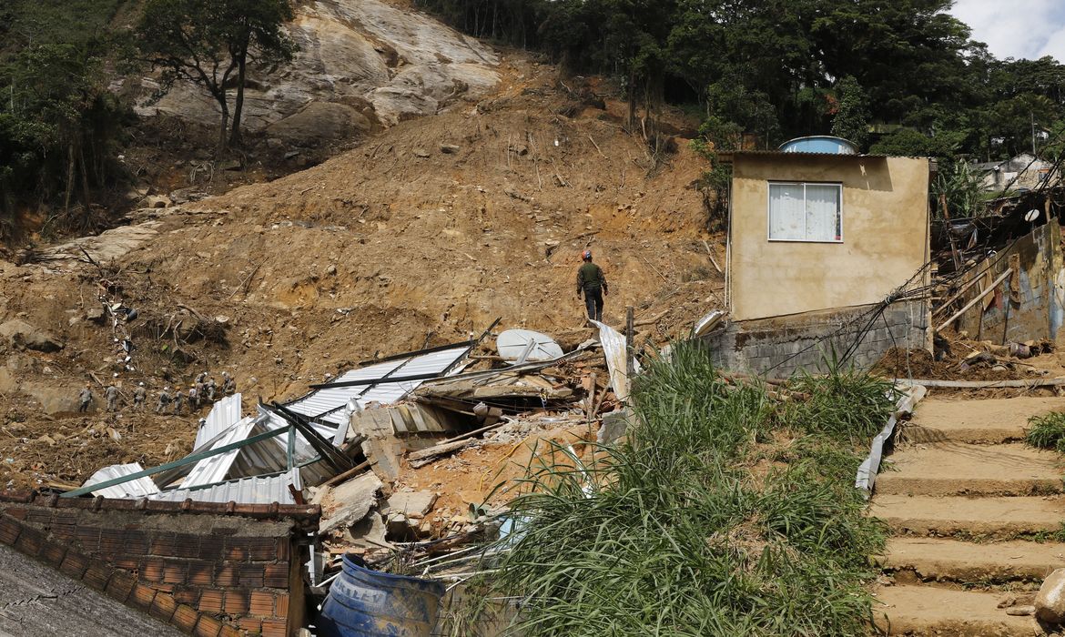 Equipes de resgate trabalham na busca por vítimas do deslizamento de terra no Morro da Oficina, dez dias após as chuvas em Petrópolis.