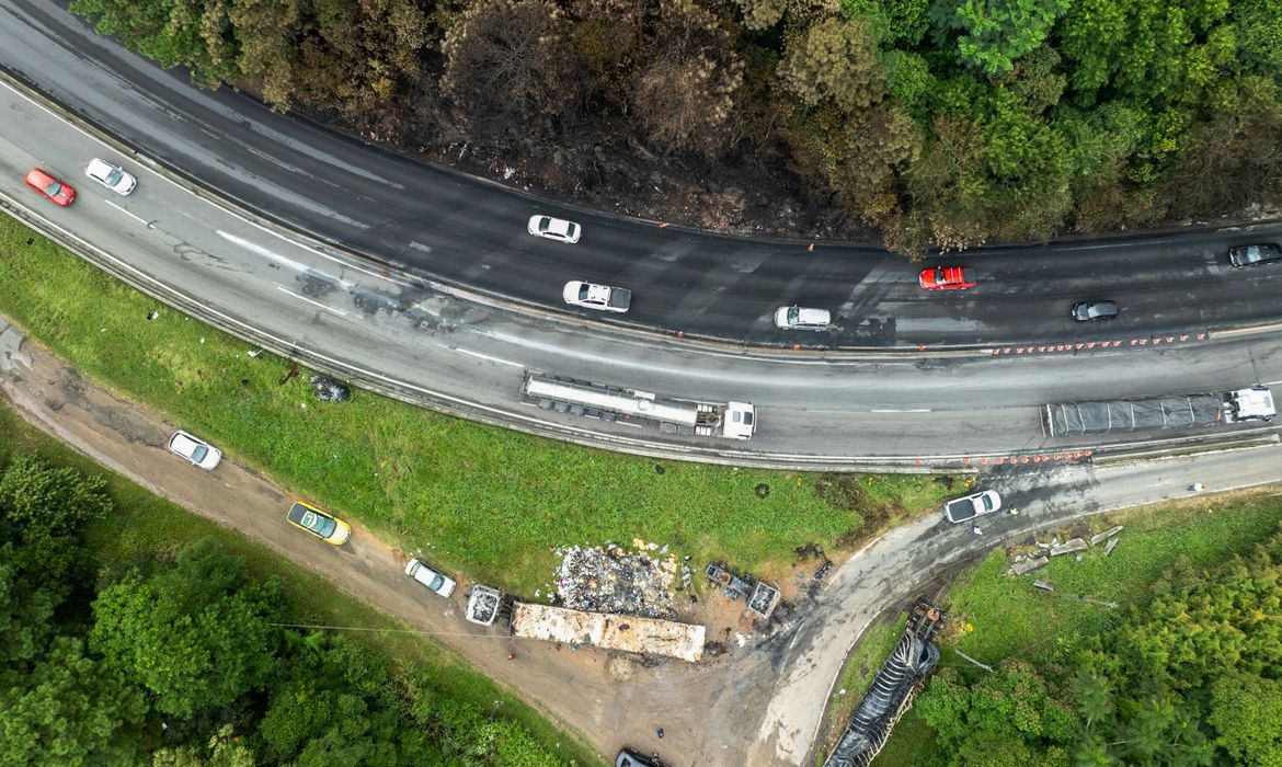 Caminho-tanque explode na BR-101 em SC; fogo atingiu 21 automveis