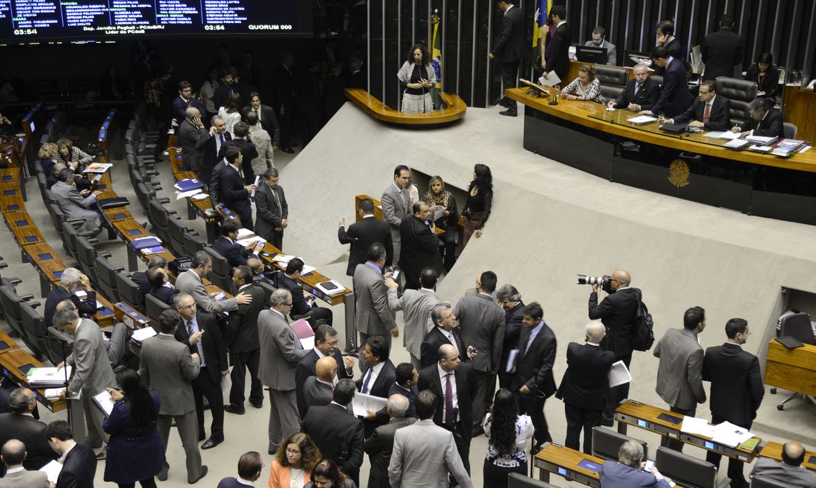 Plenário da Câmara debate pedido de urgência para projeto que suspende conselhos populares e votação de MP (Valter Campanato/Agência Brasil)