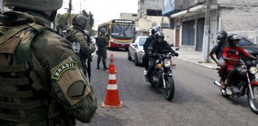 Militares fazem operação de abordagem a veículos no Rio