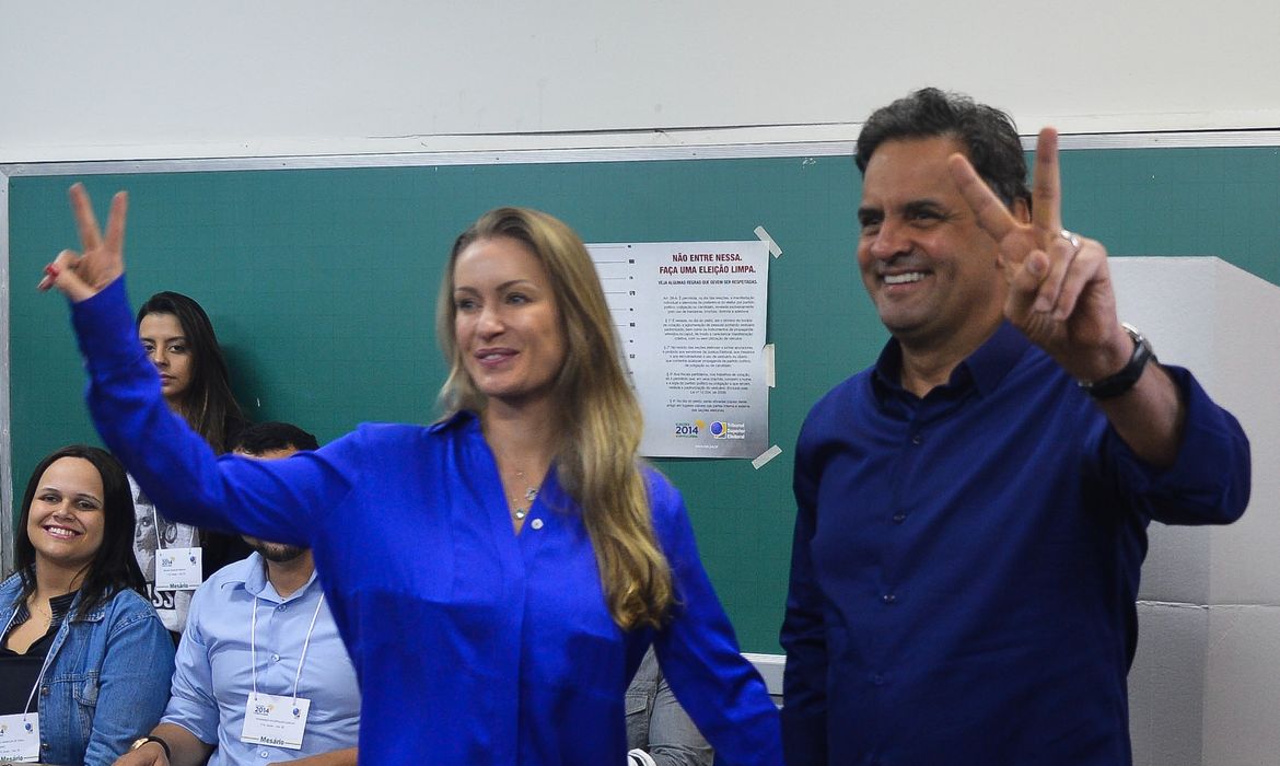 Letícia Weber ao lado do esposo Aécio Neves, candidato a presidência após votarem nas eleições 2014 (Valter Campanato/Agência Brasil)