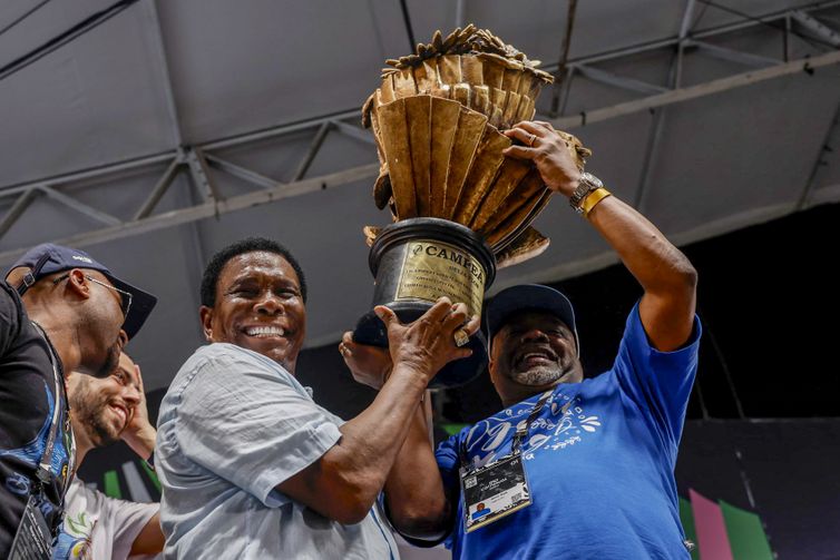 Rio de Janeiro (RJ) 05/03/2025- Neguinho da Beija-Flor levanta troféu de campeã no carnaval do RJ. Foto: Tânia Rêgo/Agência Brasil