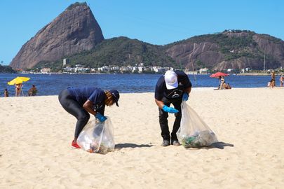 Rio de Janeiro (RJ), 22/03/2025 – No Dia Mundial da Água, o Clean Up Bay une voluntários para limpeza da praia do Flamengo, na zona sul do Rio de Janeiro. Foto: Tomaz Silva/Agência Brasil